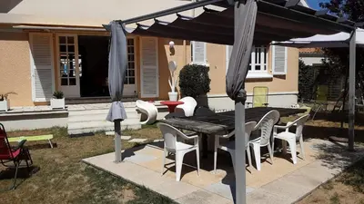 Terrasse ou espace extérieur de l'établissement VILLA 5 CHAMBRES 10 PERSONNES 300m PLAGE DEMOISELLE