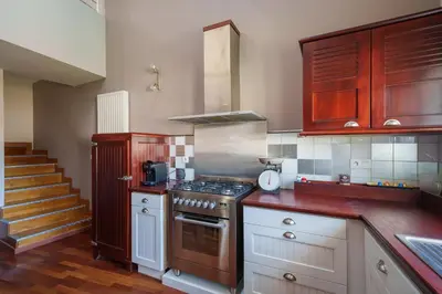 Cuisine ou kitchenette dans l'établissement Les Flots - Wi-Fi, TV, Garages, Central
