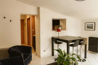 Télévision ou salle de divertissement dans l'établissement Lumineux T2, 2 pers, jardin & terrasse au calme