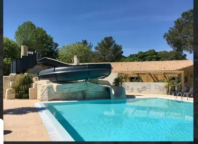 Piscine de l'établissement Kabana 34 entre terre et mer ou située à proximité