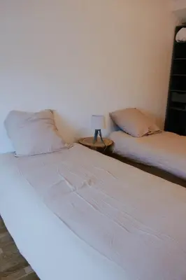 Un ou plusieurs lits dans un hébergement de l'établissement Cozy house with garden, comfort for 6 people