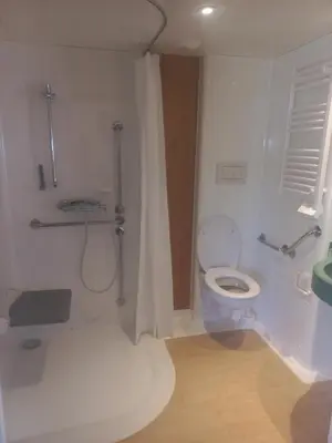 Salle de bains dans l'établissement Cottage adapté PMR