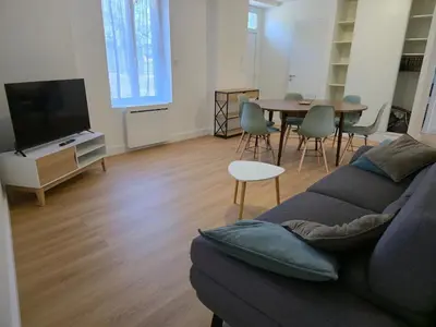 Télévision ou salle de divertissement dans l'établissement BrevAppart - Hyper Centre - 3 chambres - jusqu'à 6 pers