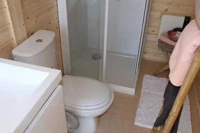 Salle de bains dans l'établissement Barrel insolite Papilles en Escapade