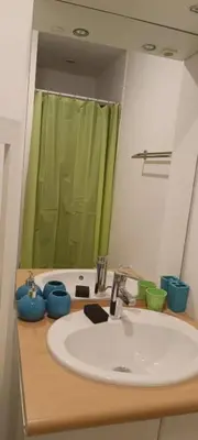 Salle de bains dans l'établissement logement calme