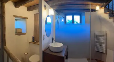 Salle de bains dans l'établissement Vieux moulin à vent de 400 ans réhabilité