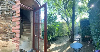 Jardin de l'établissement Vieux moulin à vent de 400 ans réhabilité
