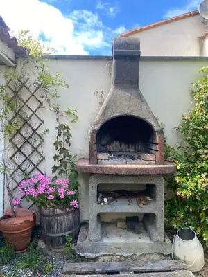 Barbecue disponible mis à disposition des clients de la maison de vacances