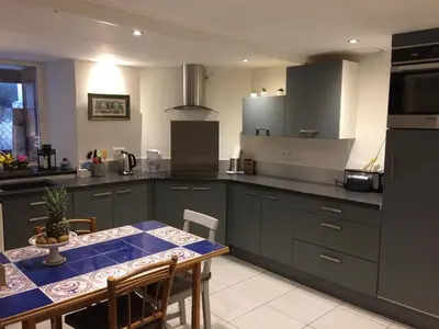 Cuisine ou kitchenette dans l'établissement Maison de charme 18e entre mer et campagne