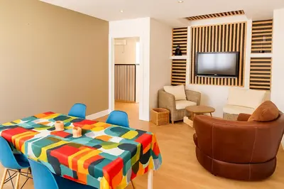 Télévision ou salle de divertissement dans l'établissement T4 coeur de ville, à deux pas de la plage - 3 chambres