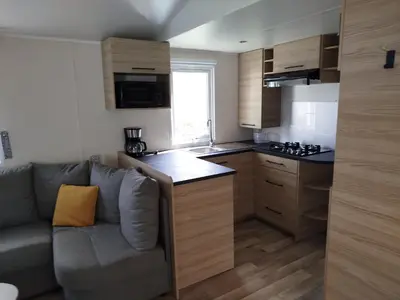 Cuisine ou kitchenette dans l'établissement Mobil-home 40m2