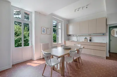 Cuisine ou kitchenette dans l'établissement Villa de charme classée à Tharon Plage pour 14