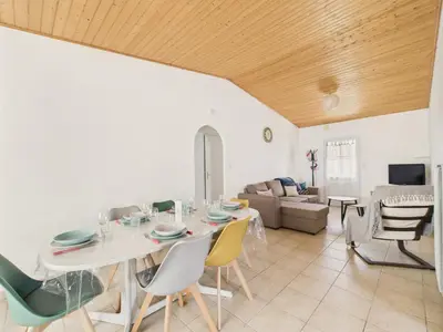 Coin salon dans l'établissement 300 m de la plage, jardin, maison pour 5
