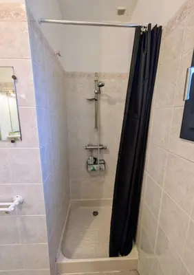 Salle de bains dans l'établissement Maison cozy plage & jardin
