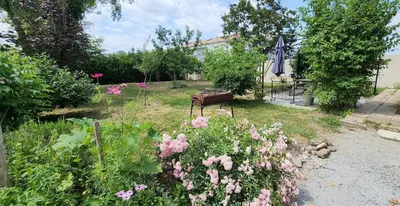 Jardin de l'établissement Grande maison de charme centre bourg