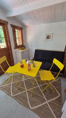 Coin salon dans l'établissement cabane bateau