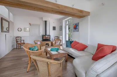 Coin salon dans l'établissement Maison familiale, 200m mer 10 adultes 2 enfants