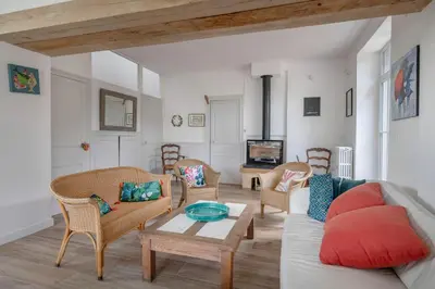 Coin salon dans l'établissement Maison familiale, 200m mer 10 adultes 2 enfants