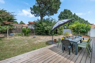 Jardin de l'établissement Maison familiale, 200m mer 10 adultes 2 enfants