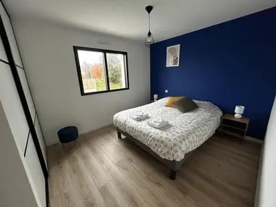Un ou plusieurs lits dans un hébergement de l'établissement Villa récente avec piscine intérieure chauffée, 10 personnes