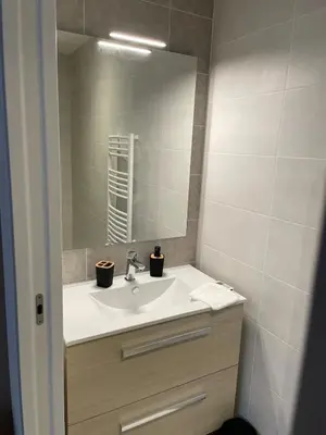 Salle de bains dans l'établissement Villa récente avec piscine intérieure chauffée, 10 personnes