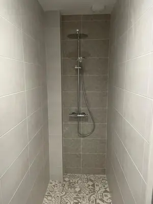 Salle de bains dans l'établissement Villa récente avec piscine intérieure chauffée, 10 personnes