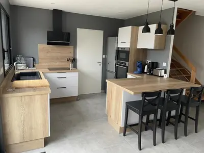 Cuisine ou kitchenette dans l'établissement Villa récente avec piscine intérieure chauffée, 10 personnes
