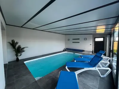 Piscine de l'établissement Villa récente avec piscine intérieure chauffée, 10 personnes ou située à proximité