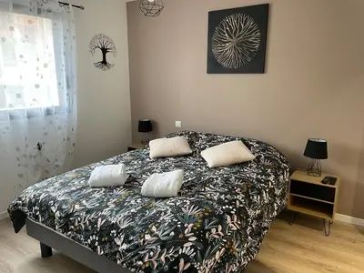 Un ou plusieurs lits dans un hébergement de l'établissement Villa récente avec piscine intérieure chauffée, 10 personnes