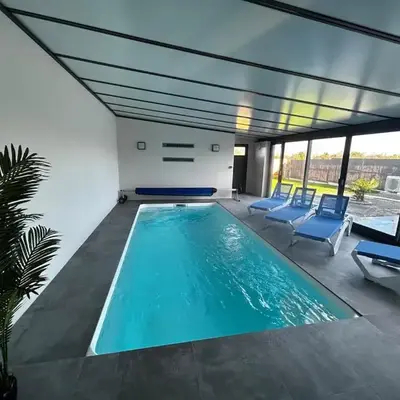 Villa récente avec piscine intérieure chauffée