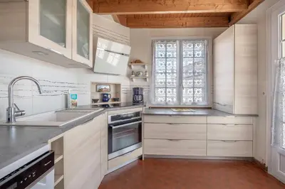 Cuisine ou kitchenette dans l'établissement Maison pour 6 avec jardin à La Plaine sur Mer