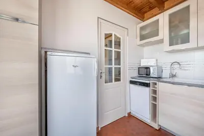 Cuisine ou kitchenette dans l'établissement Maison pour 6 avec jardin à La Plaine sur Mer
