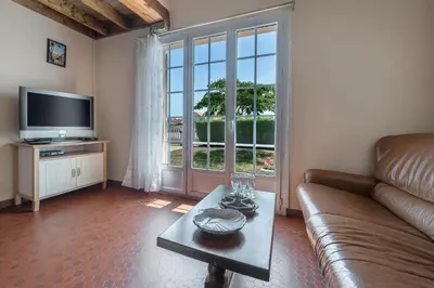Télévision ou salle de divertissement dans l'établissement Maison pour 6 avec jardin à La Plaine sur Mer