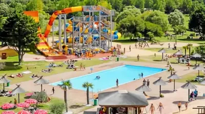 Piscine de l'établissement Appartement moderne à Saint-Hilaire-de-Riez de 51 m² avec balcon ou située à proximité
