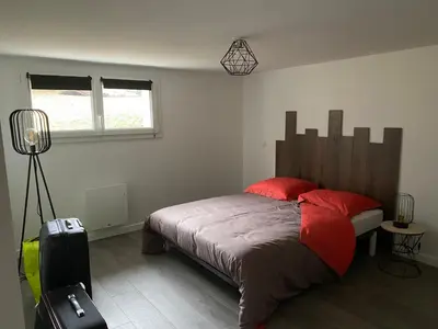 Un ou plusieurs lits dans un hébergement de l'établissement Maison spacieuse et agréable à 200m de la mer