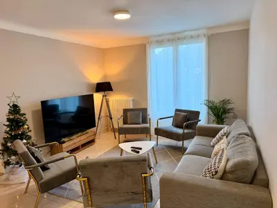 Coin salon dans l'établissement Le Beauséjour ! Beaux volumes, idéals pour un séjour confortable et reposant