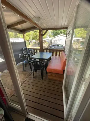Balcon ou terrasse dans l'établissement Camping 4 Étoiles Mobilhome Chez Jéjé et Fredo