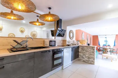 Cuisine ou kitchenette dans l'établissement Maison - Spa - Parking - Jardin - 7p