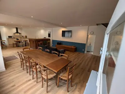 Coin salon dans l'établissement Grande maison de bourg au bord de la rivière