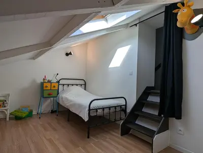 Un ou plusieurs lits dans un hébergement de l'établissement Grande maison de bourg au bord de la rivière