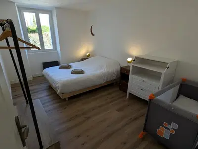 Un ou plusieurs lits dans un hébergement de l'établissement Grande maison de bourg au bord de la rivière