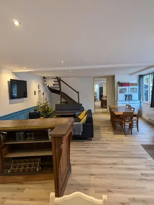 Télévision ou salle de divertissement dans l'établissement Grande maison de bourg au bord de la rivière