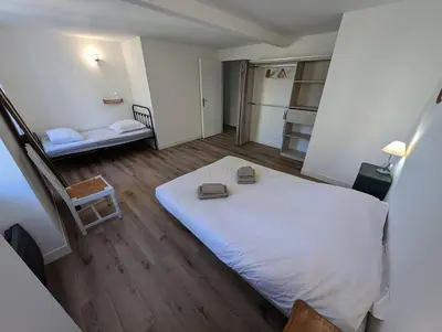 Un ou plusieurs lits dans un hébergement de l'établissement Grande maison de bourg au bord de la rivière