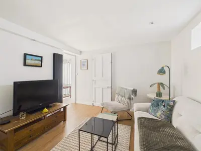 Télévision ou salle de divertissement dans l'établissement Maison pour 6 avec jardin proche du centre