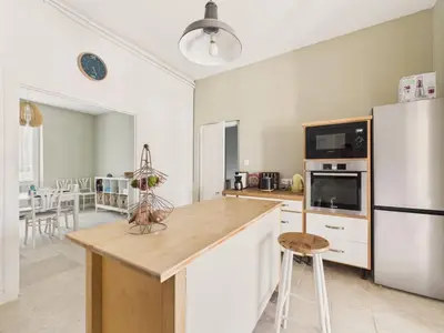 Cuisine ou kitchenette dans l'établissement Maison pour 6 avec jardin proche du centre