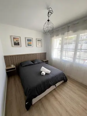 Un ou plusieurs lits dans un hébergement de l'établissement Appartement proche plage et centre-ville