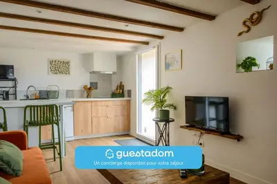 Télévision ou salle de divertissement dans l'établissement L'Orka - 15mn aéroport Nantes - Wifi