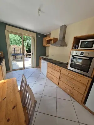 Cuisine ou kitchenette dans l'établissement Maison de Gare, 8 personnes, 20 min PUY du F