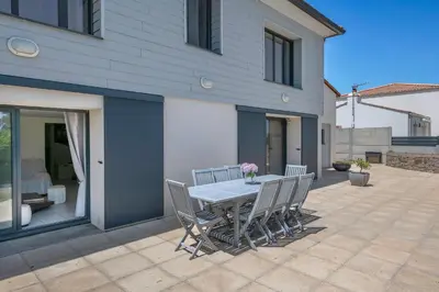 Balcon ou terrasse dans l'établissement Villa pour 15 à 700m de la plage