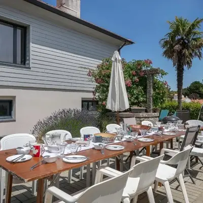 Villa pour 15 à 700m de la plage